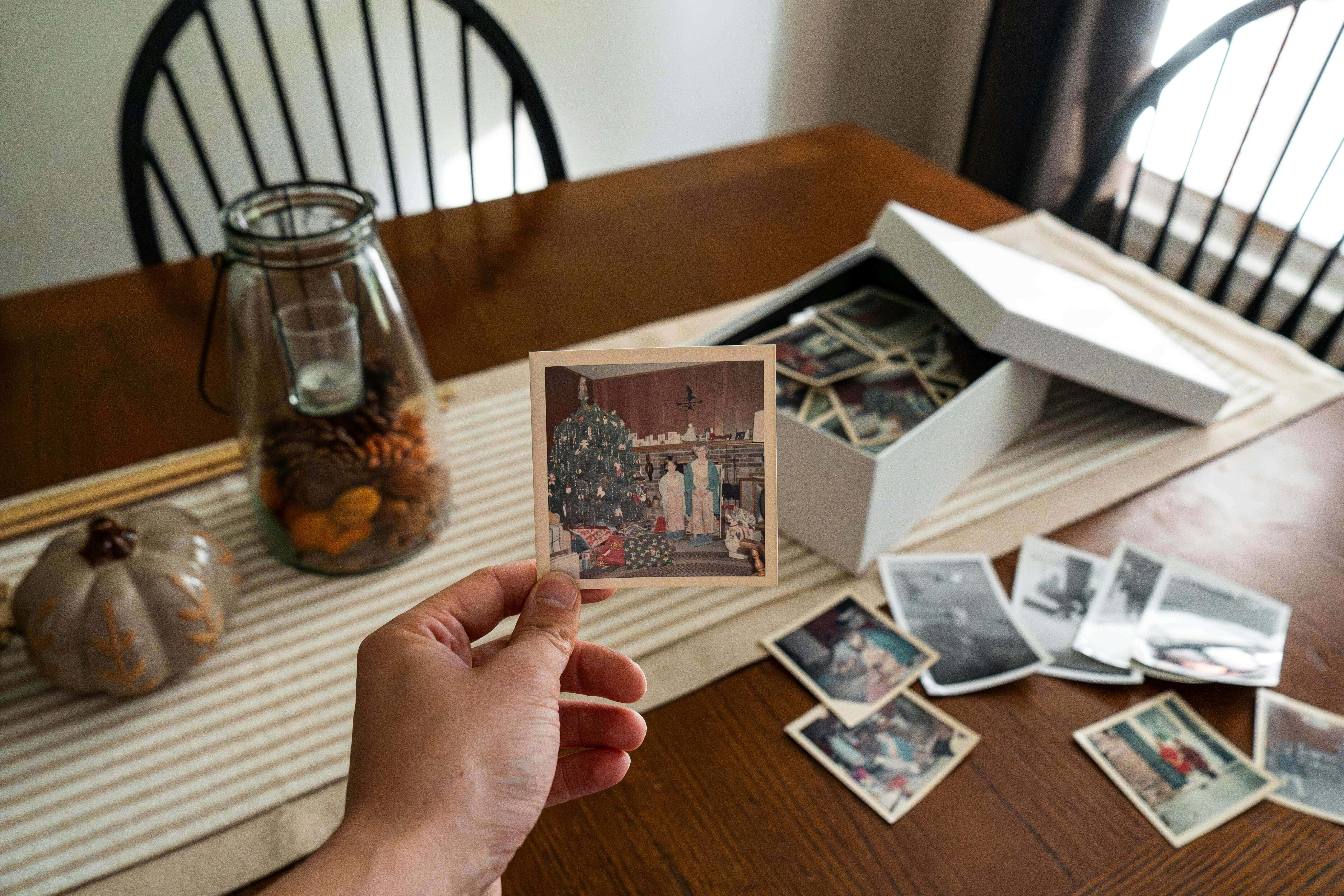 How to Build a Family Photo Timeline for a Genealogy Project?